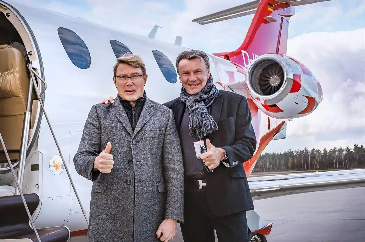 Mika Häkkinen with Siegfried Axtmann after the arrival with the FAI AG Hawker Beechcraft Premier 1A